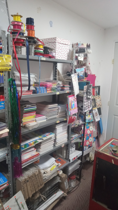 Papelería con mobiliario (venta no traspaso)