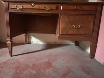 Escritorio  secretarial y 2 sillas haciendo juego 