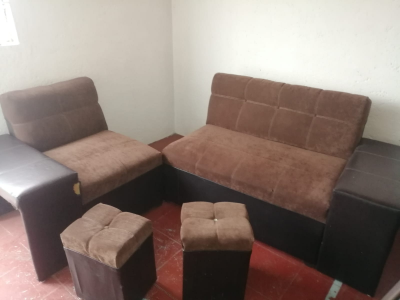 Pequeña salita cafe y taburetes 