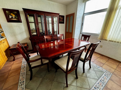 Comedor con 6 sillas, vitrina y 3 cuadros decorativos