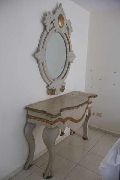 Credenza decorativa con espejo – Estilo ecléctico