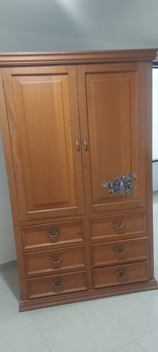 Mueble de madera de cedro macizo — clásico y resistente