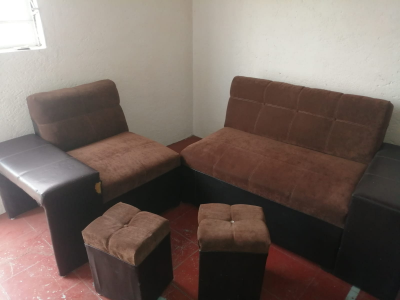 Pequeña salita cafe y taburetes 