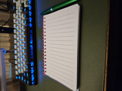 Cuaderno y pluma de escritor famoso 