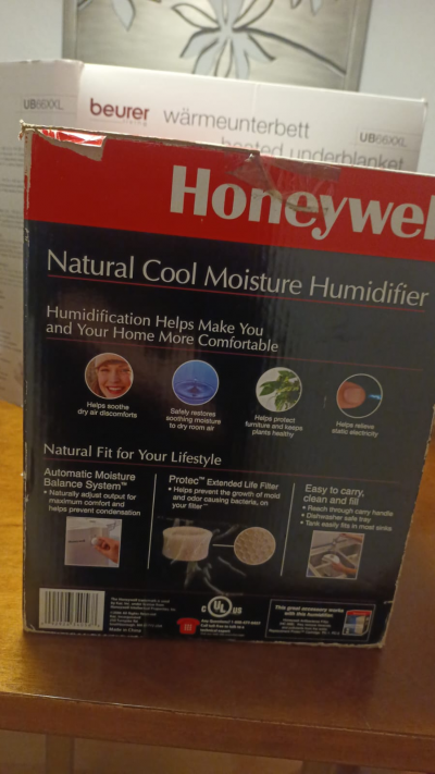 Es un humidificador Honeywell de vapor frío (Natural Cool Moisture).