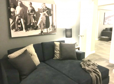 Sillon de dos plazas tapizado en pana azul marino