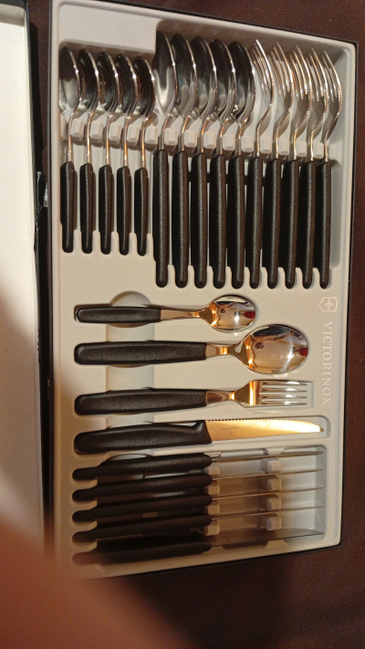 Juego de cubiertos marca vitorinox 24 pz