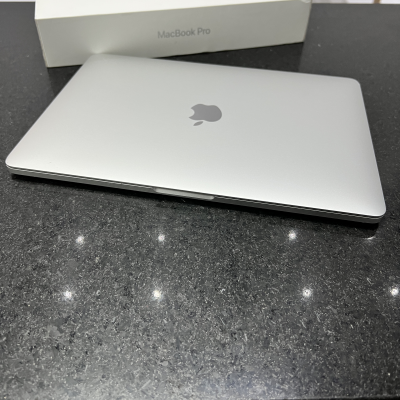 MacBook Pro 2018 Touch Bar Y Touch ID. Plata.