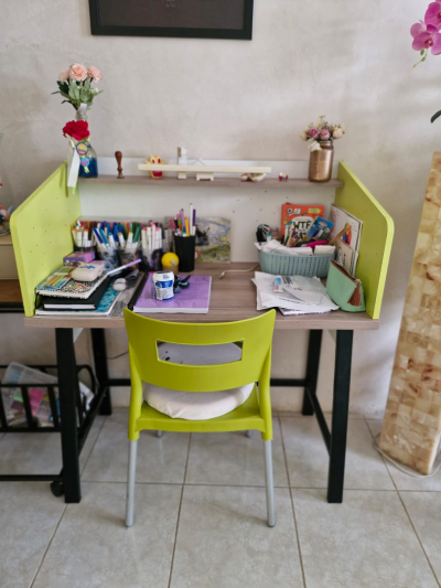 escritorio de tareas con silla 