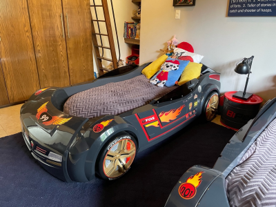 CAMA CARRO CON LUZ Y SONIDO DE CLAXON 