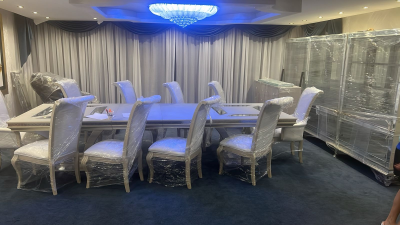 comedor piel de cocodrilo 10 personas con 3 vitrinas y luz 