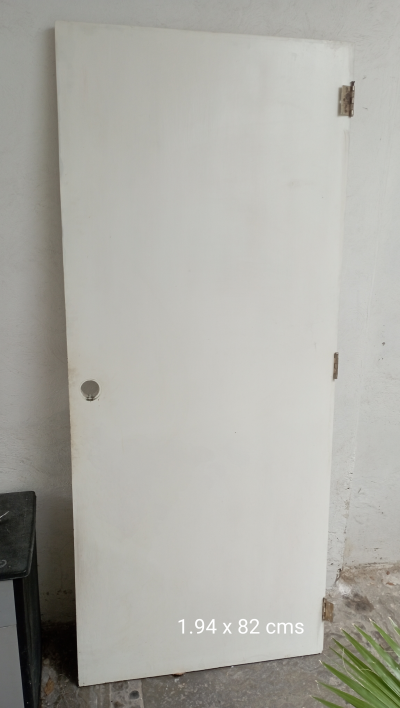 Dos puertas de madera udadas