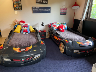CAMA CARRO CON LUZ Y SONIDO DE CLAXON 