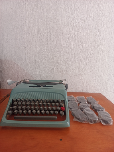 máquina de escribir olivetti estudio 44