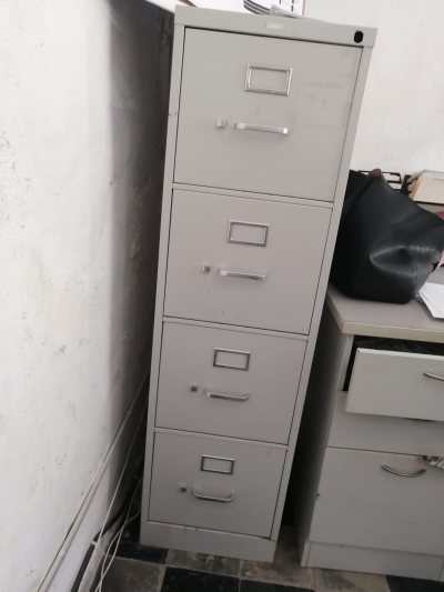 ECRITORIO DE METAL  DE 4 GAVETAS