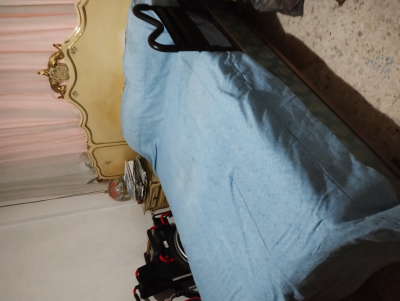 Recámara con dos burós , cabecera, luna, tocador, colchón con base de ruedas