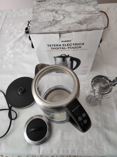 Tetera Eléctrica digital touch marca kuken   (seminueva)