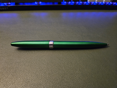 Cuaderno y pluma de escritor famoso 