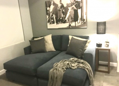 Sillon de dos plazas tapizado en pana azul marino