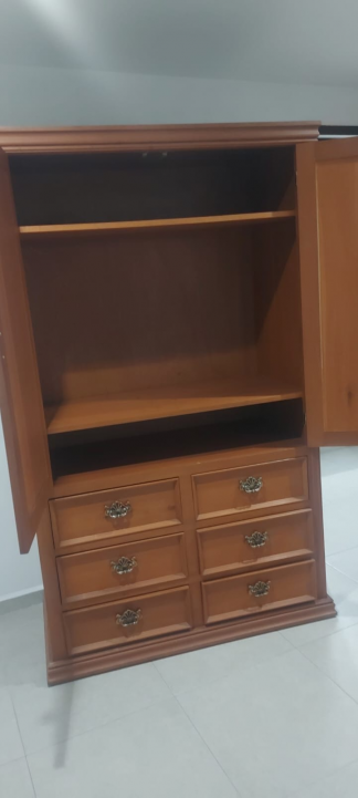 Mueble de madera de cedro macizo — clásico y resistente