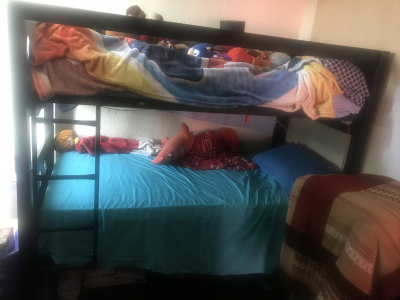 Litera individual de madera fuerte y bases de metal