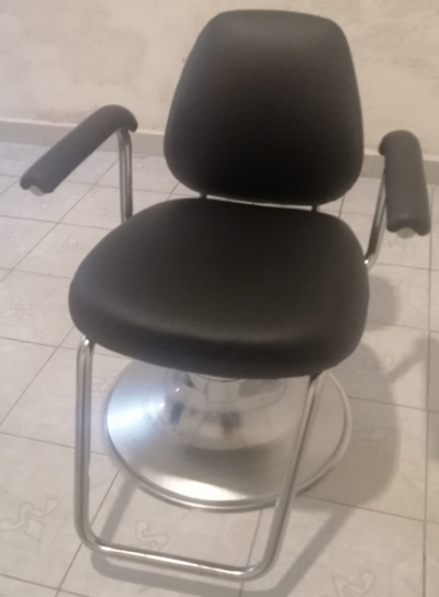 dos sillones para estética color negro 