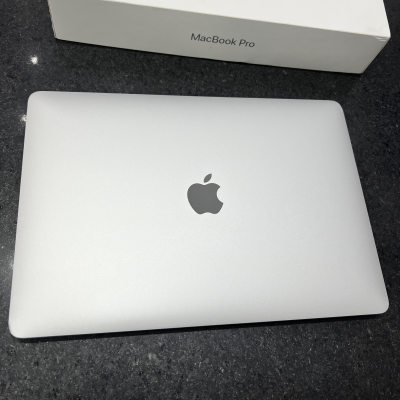 MacBook Pro 2018 Touch Bar Y Touch ID. Plata.