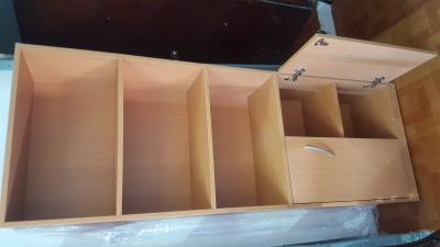 LIBRERO MULTIUSOS CON PUERTAS INFERIORES