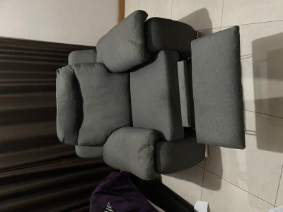 Sillón reclinable de tela gris 