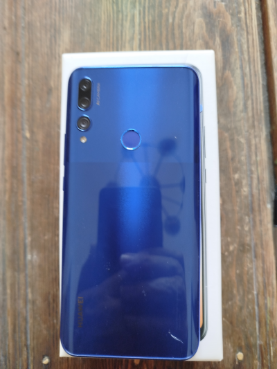 Teléfono .cel. Huawei y 9