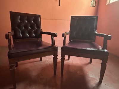 Escritorio  secretarial y 2 sillas haciendo juego 