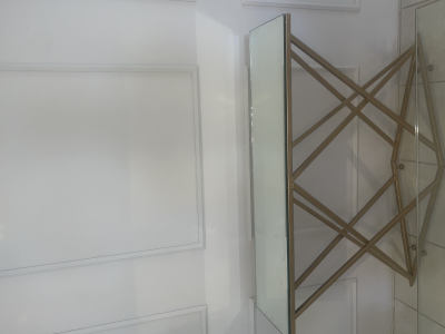 Credenza dorada cubierta espejo