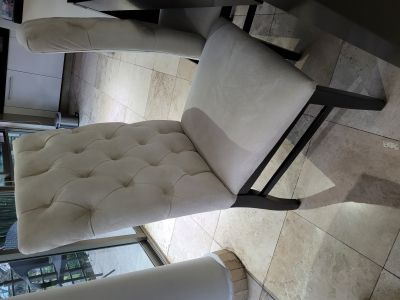 Comedor con 8 sillas y dos trincheros