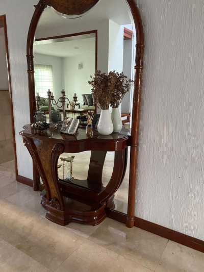 vendo sala, comedor, cristalero, bufetero, recamara y un espejo 