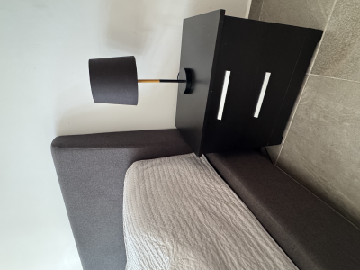 Recámara matrimonial; base, cabecera, colchón, burós, lámparas 