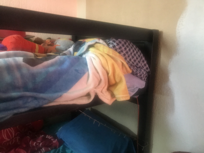 Litera individual de madera fuerte y bases de metal