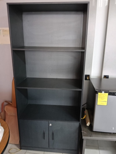 Librero como nuevo con puerta y llave