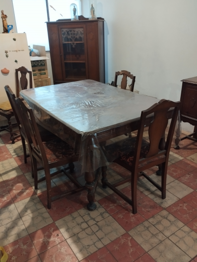 Comedor con trinchador y vitrina