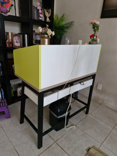 escritorio de tareas con silla 