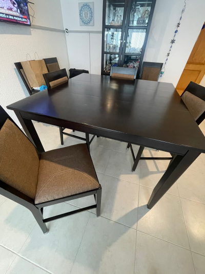 Comedor con 8 sillas altas y vitrina 