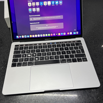 MacBook Pro 2018 Touch Bar Y Touch ID. Plata.