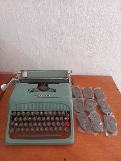 máquina de escribir olivetti estudio 44