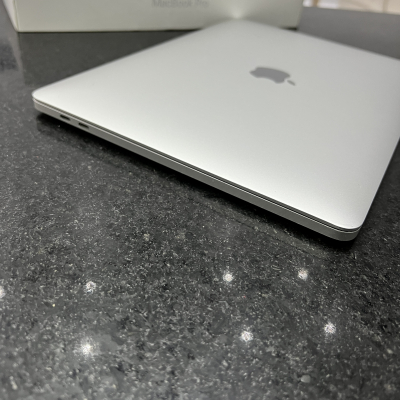 MacBook Pro 2018 Touch Bar Y Touch ID. Plata.