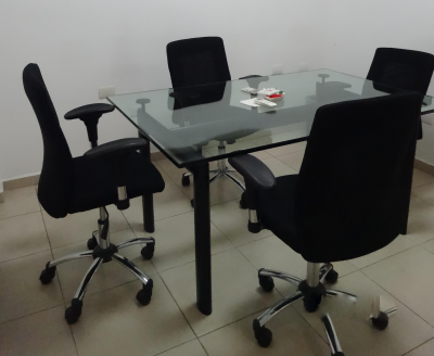 Silla de escritorio ergonómica negra con tapizado de malla transpirable