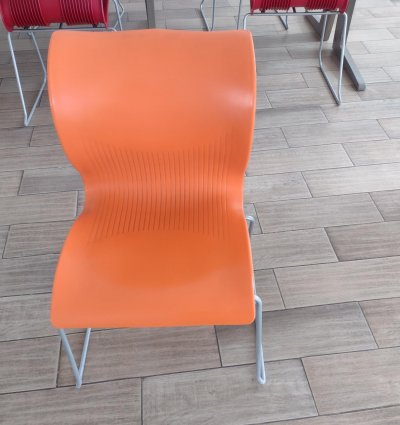 ocho Sillas de plástico 