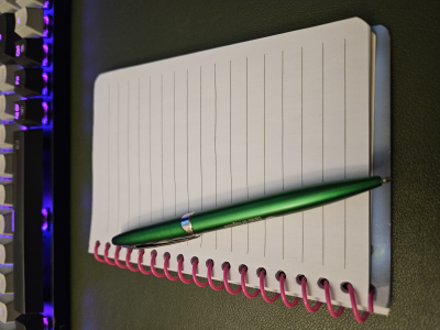 Cuaderno y pluma de escritor famoso 