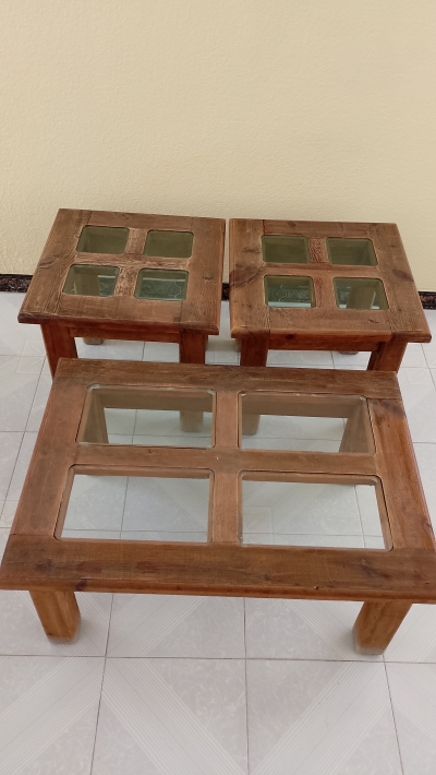 Sala de tres piezas con tres mesitas que hacen juego incluidas en el precio 