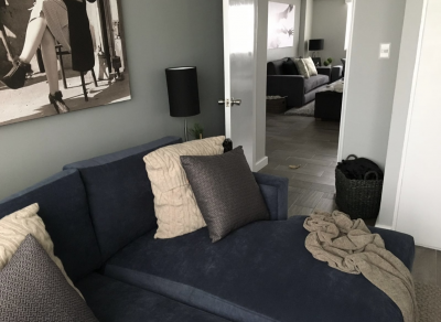 Sillon de dos plazas tapizado en pana azul marino