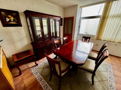 Comedor con 6 sillas, vitrina y 3 cuadros decorativos