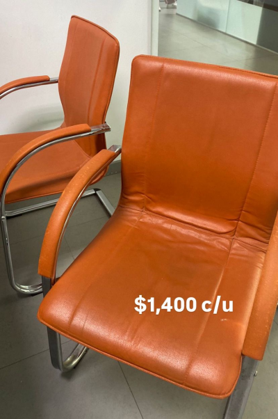 silla de piel naranja 